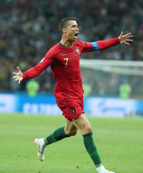 新华社：走向神坛的C罗