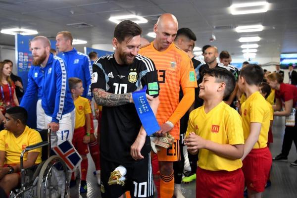 梅西遗憾错失点球！阿根廷1比1冰岛，导演门将神发挥