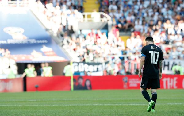 看着梅西孤单的背影，我想起了《灌篮高手》里的赤木