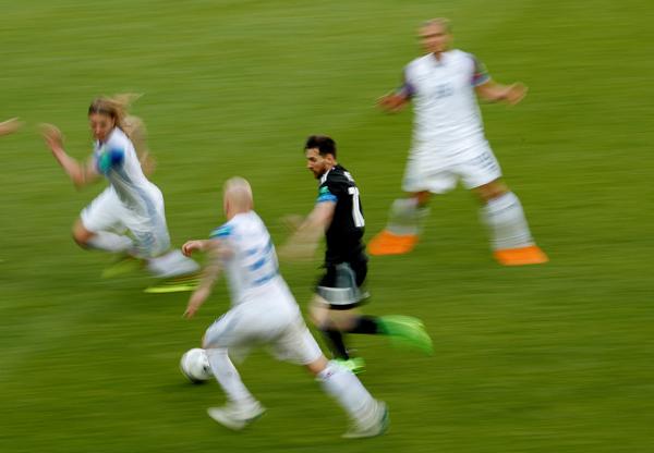 看着梅西孤单的背影，我想起了《灌篮高手》里的赤木