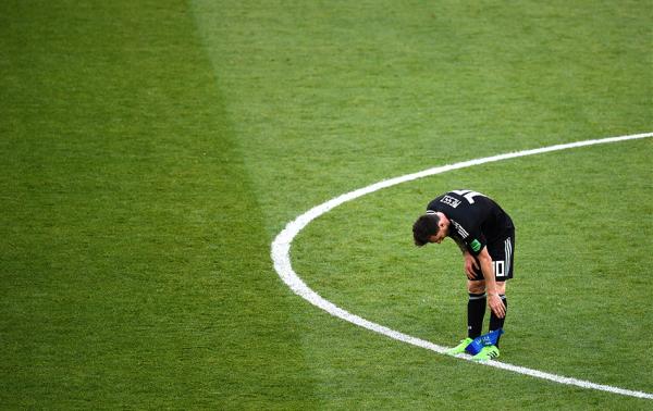 看着梅西孤单的背影，我想起了《灌篮高手》里的赤木