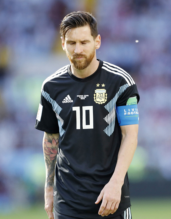 看着梅西孤单的背影，我想起了《灌篮高手》里的赤木