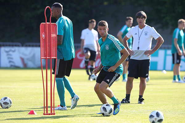 前哨｜复出的诺伊尔和“漏点”的后防，德国球迷该担心谁？