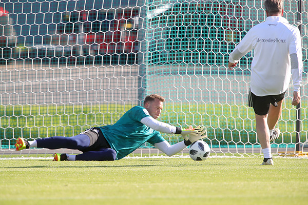 前哨｜复出的诺伊尔和“漏点”的后防，德国球迷该担心谁？