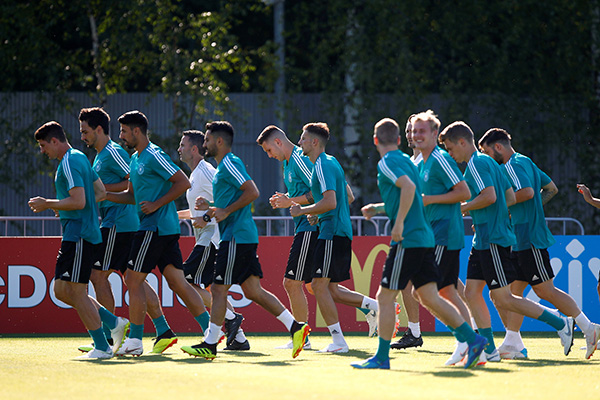 前哨｜复出的诺伊尔和“漏点”的后防，德国球迷该担心谁？