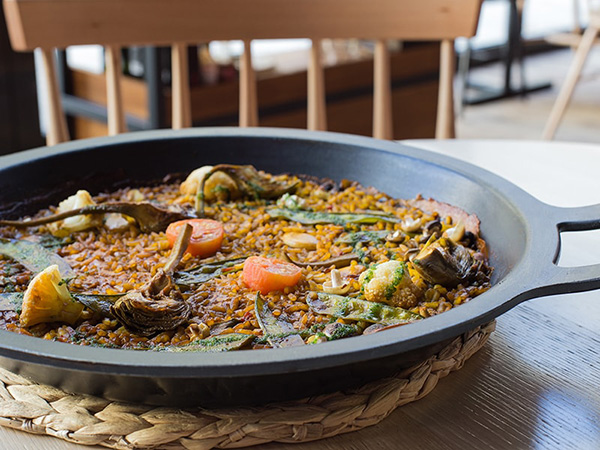 C罗开酒店，梅西开餐厅，球星们如今都混F&B圈？