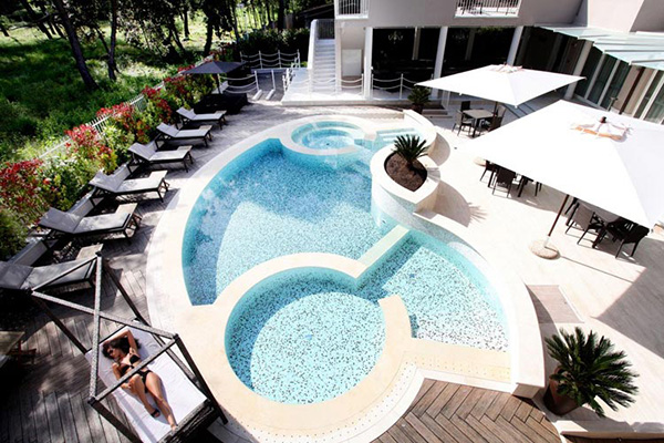 C罗开酒店，梅西开餐厅，球星们如今都混F&B圈？