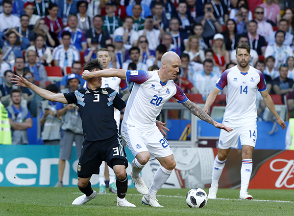 别再用冰岛嘲笑国足了，中国足球最急需的是：尊重