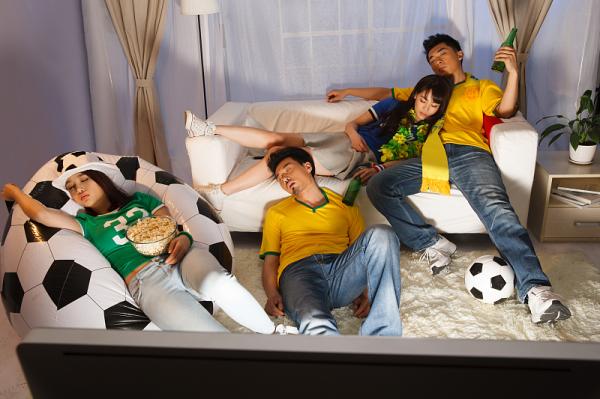 问答｜球迷熬夜看球诱发心脑病险丧命，看球胸痛怎么办？