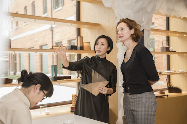 法国总理夫人在上海体验中国传统手工艺