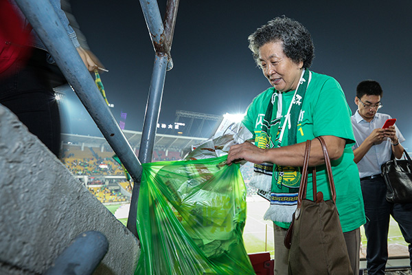 日本球迷清理垃圾就是高素质？那中国球迷收垃圾为何没人夸