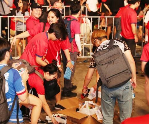 日本球迷清理垃圾就是高素质？那中国球迷收垃圾为何没人夸