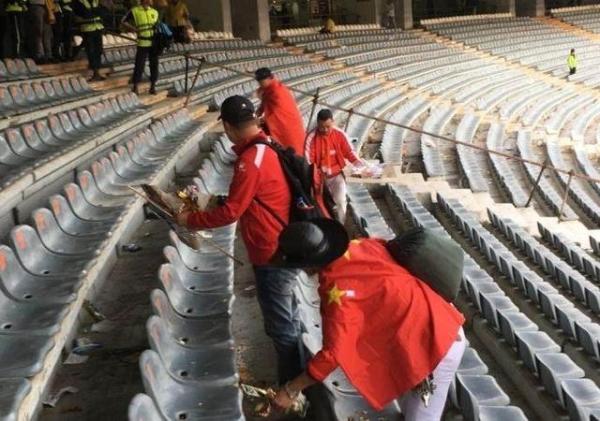 日本球迷清理垃圾就是高素质？那中国球迷收垃圾为何没人夸