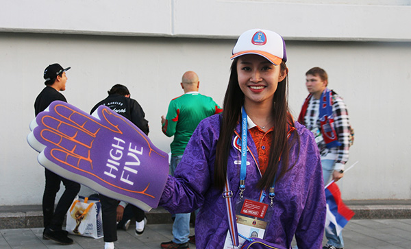 前线｜对话世界杯“最美中国志愿者”：每天福利就是一盒盒饭