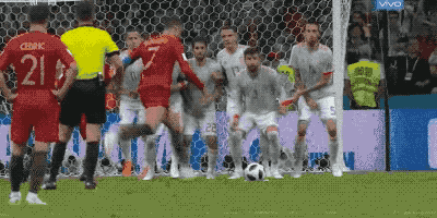 C罗的绝技电梯球是什么原理？香蕉球和落叶球有何不同？