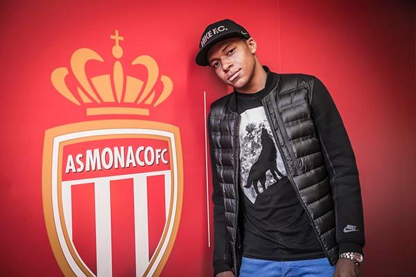 房间贴满C罗海报，19岁的姆巴佩送梅西回家了