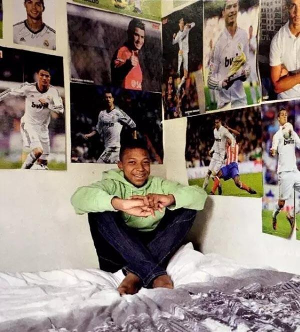 房间贴满C罗海报，19岁的姆巴佩送梅西回家了