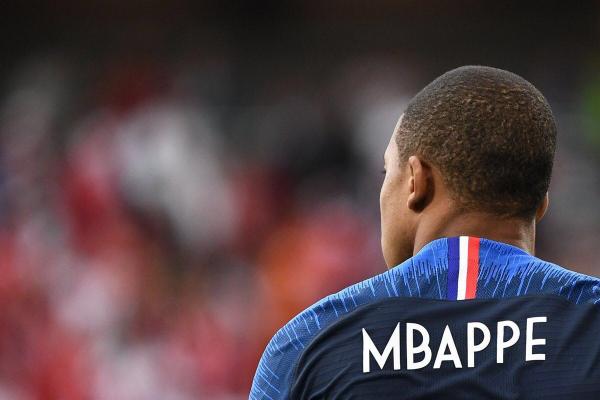 房间贴满C罗海报，19岁的姆巴佩送梅西回家了