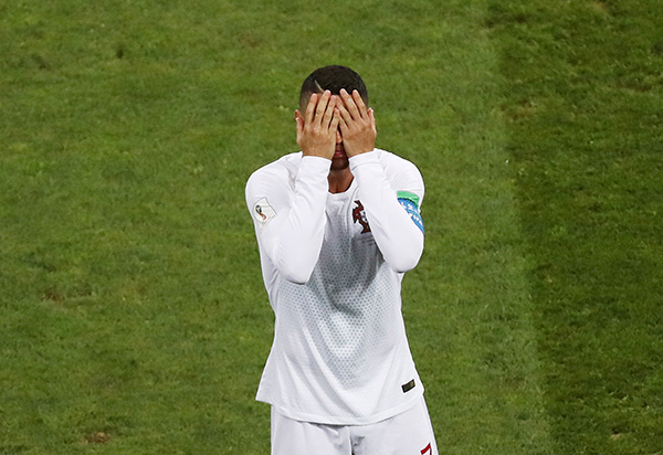 C罗很自豪，梅西在沉默，告别的时候总要用力一点