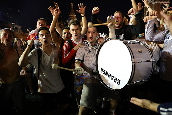 前线｜目睹俄罗斯闯入8强，“战斗民族”的欢呼直击灵魂