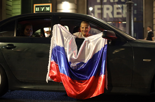 前线｜目睹俄罗斯闯入8强，“战斗民族”的欢呼直击灵魂