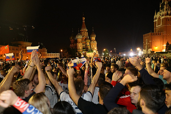 前线｜目睹俄罗斯闯入8强，“战斗民族”的欢呼直击灵魂