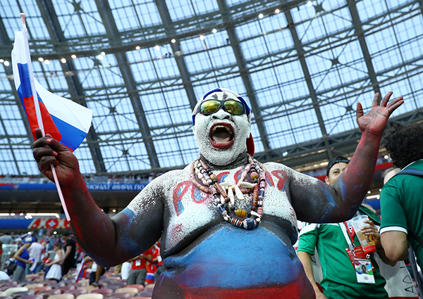 前线｜目睹俄罗斯闯入8强，“战斗民族”的欢呼直击灵魂