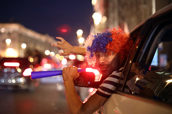 前线｜目睹俄罗斯闯入8强，“战斗民族”的欢呼直击灵魂