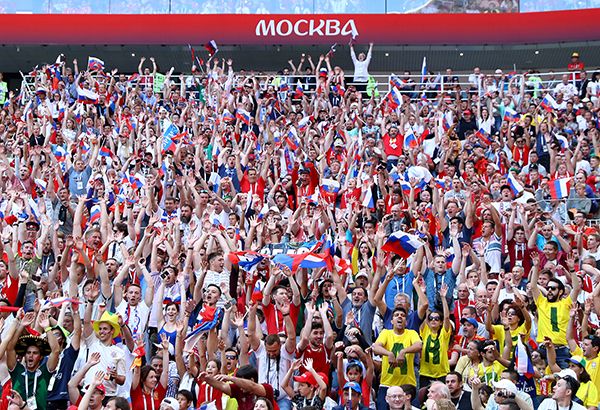 前线｜目睹俄罗斯闯入8强，“战斗民族”的欢呼直击灵魂