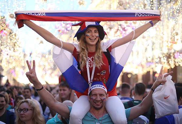 前线｜目睹俄罗斯闯入8强，“战斗民族”的欢呼直击灵魂