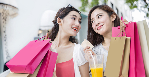 男生“控诉”女方洗化用品太占位,自己的牙刷只能挂起来