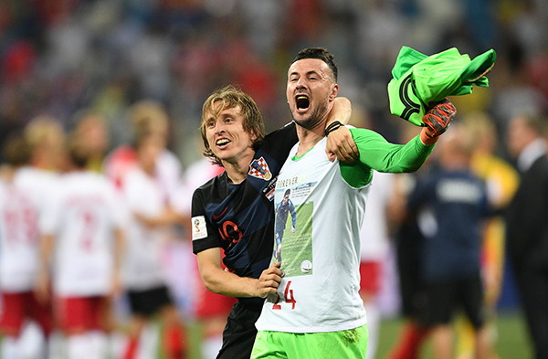 泪目！“带着”亡友走上世界杯，克罗地亚门将感人圈粉