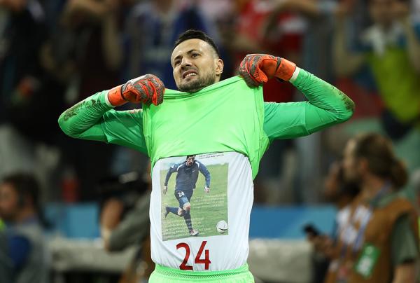 泪目！“带着”亡友走上世界杯，克罗地亚门将感人圈粉