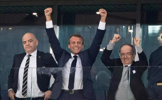 亲眼见证法国队获胜，看台上的马克龙乐开了花