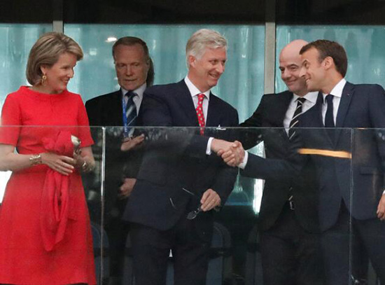 亲眼见证法国队获胜，看台上的马克龙乐开了花