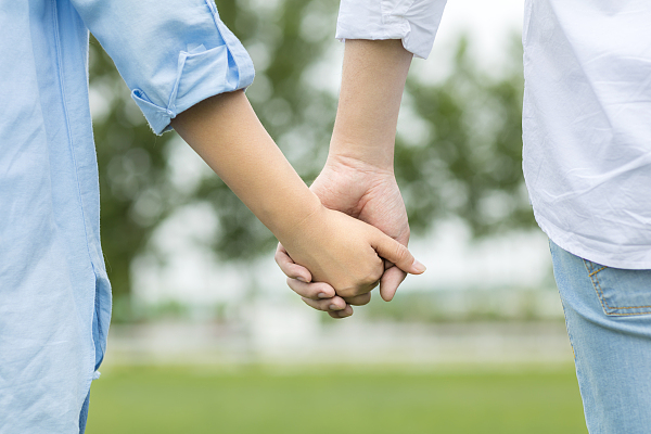 问答｜要高考的女儿谈了成绩很差的男朋友，怎么办？