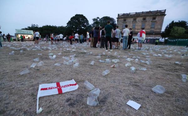 前线｜英格兰球迷唱了120分钟：歌声不停，眼泪不止