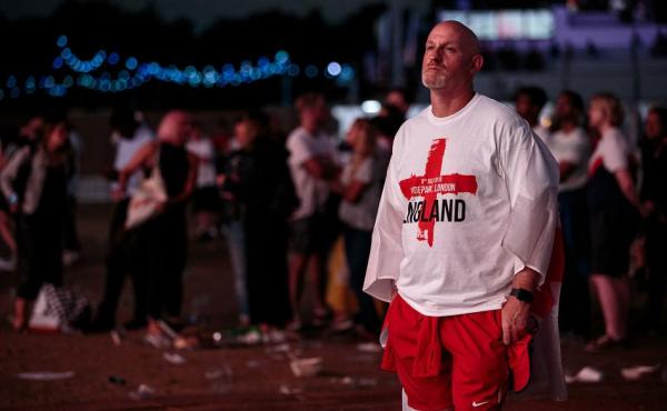 前线｜英格兰球迷唱了120分钟：歌声不停，眼泪不止