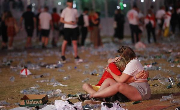 前线｜英格兰球迷唱了120分钟：歌声不停，眼泪不止