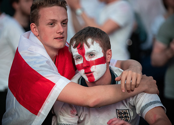 前线｜英格兰球迷唱了120分钟：歌声不停，眼泪不止