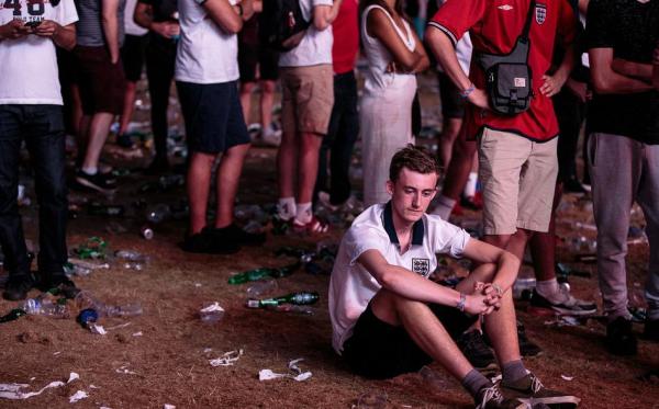 前线｜英格兰球迷唱了120分钟：歌声不停，眼泪不止