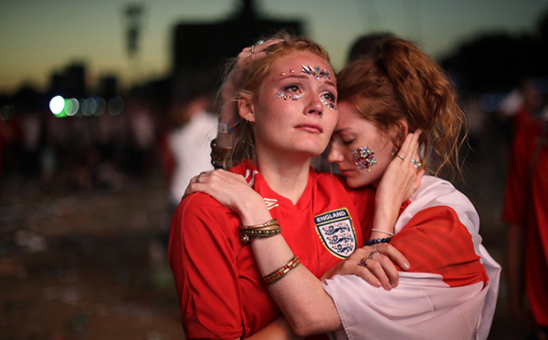 前线｜英格兰球迷唱了120分钟：歌声不停，眼泪不止