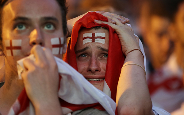 前线｜英格兰球迷唱了120分钟：歌声不停，眼泪不止