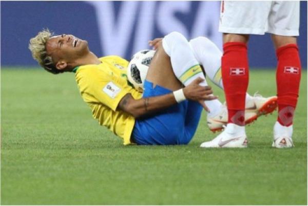 职业球员的脚有多“丑陋”？这才是足球真实的样子