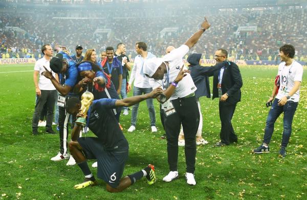 前线｜博格巴笑了：最幸福的事，就是和妈妈捧起大力神杯