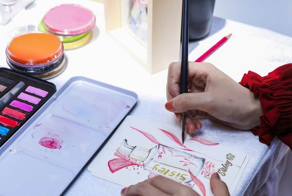 滚珠香瓶、修颜气垫霜、艺术限量版，这个夏天的美妆品不得了