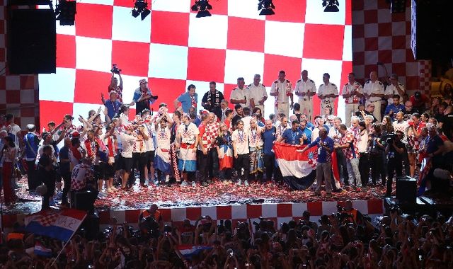 凯旋！克罗地亚队回国30万人迎接，20公里路走了5小时