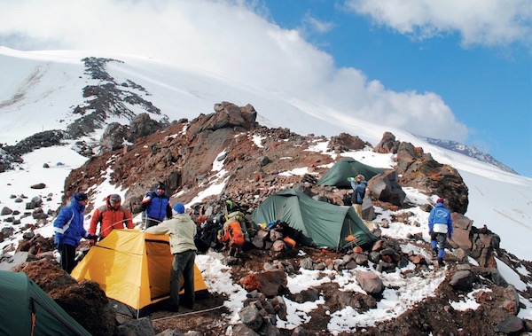生死攀登：挑战欧洲最高峰厄尔布鲁士山有多难？