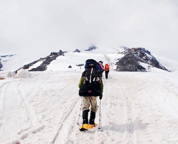 生死攀登：挑战欧洲最高峰厄尔布鲁士山有多难？