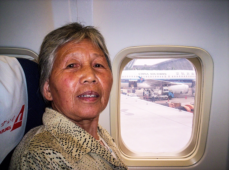 2005年母亲第一次坐飞机